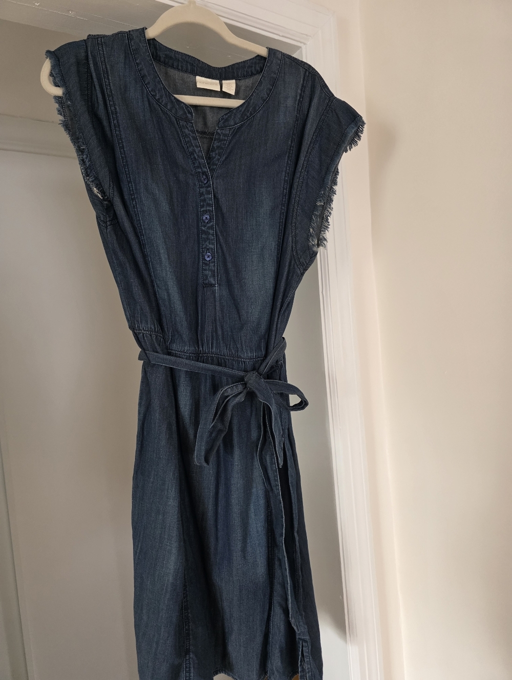 NWOT Chicos Denim Tie-Waist Cap-Sleeve Dress - Never Worn!